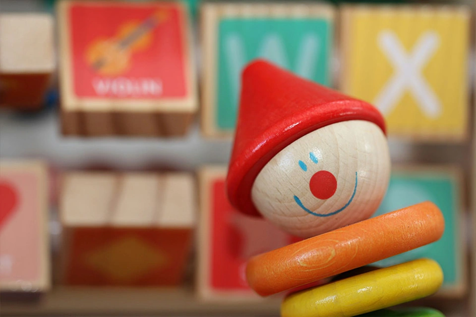 Buntes Kinderspielzeug aus Holz Buntes Kinderspielzeug aus Holz